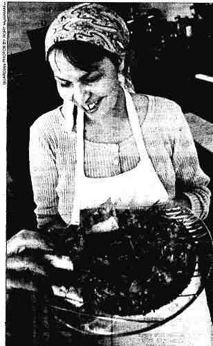 Pecák Júlia felszolgál